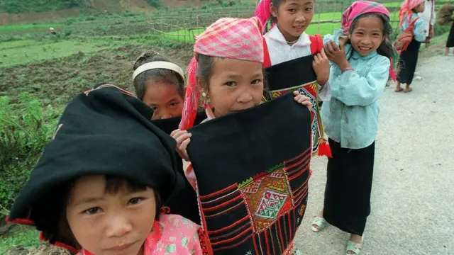Các em nhỏ vùng cao miền Bắc Việt Nam
