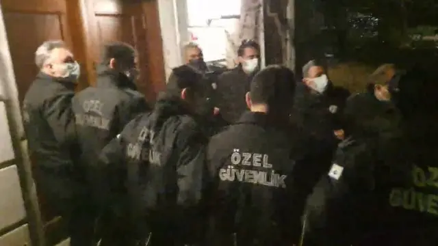 Rektörlük binası önünde polis şerit oluşturdu