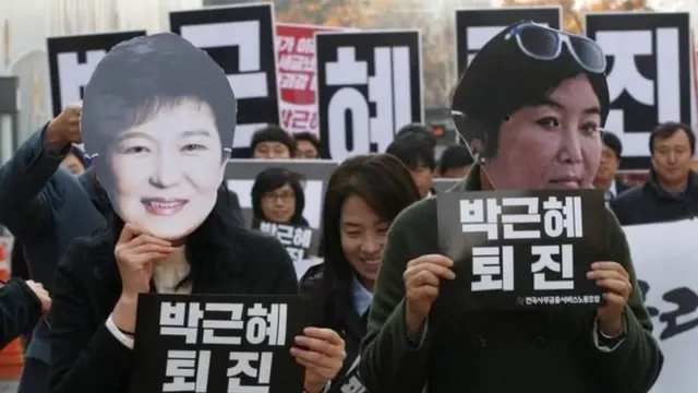 ผู้ประท้วงใส่หน้ากากปัก กึน เฮ