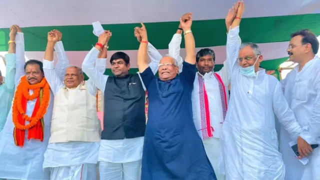 जेडीयू के समर्थन में केंद्रीय मंत्री पशुपति पारस और भाजपा के कई वरिष्ठ नेता और उपमुख्यमंत्री तारकिशोर प्रसाद भी चुनावी दौरा कर रहे हैं.