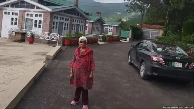 1947માં ભારત-પાકિસ્તાન વિભાજનના થોડા દિવસો પહેલા જ રીના વર્માનો પરિવાર રાવલપિંડીનો 'પ્રેમ નિવાસ' વિસ્તાર છોડીને ભારત પહોંચ્યો હતો.