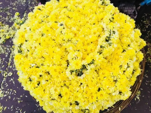 ਪੀਲੇ ਫੁੱਲਾਂ ਦਾ ਇੱਕ ਟੋਕਰਾ