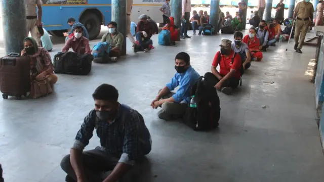 સોશિયલ ડિસ્ટન્સિંગ સાથે બઠેલા શ્રમિકોની તસવીર