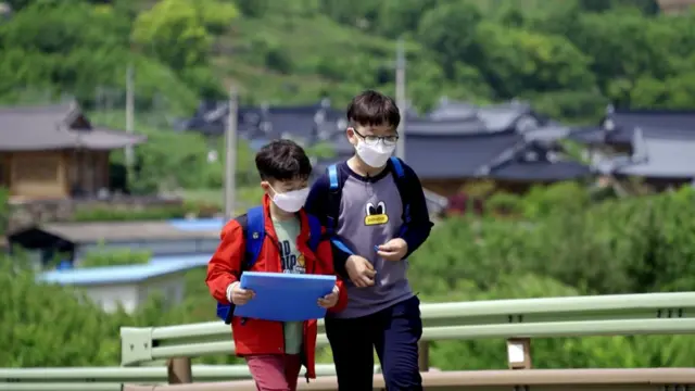 학생 수가 적은 시골 학교들은 코로나 대유행 속에서도 대부분 평소처럼 등교 수업을 하고 있다