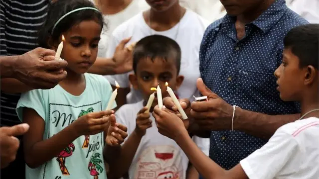 Crianças com velas acesas