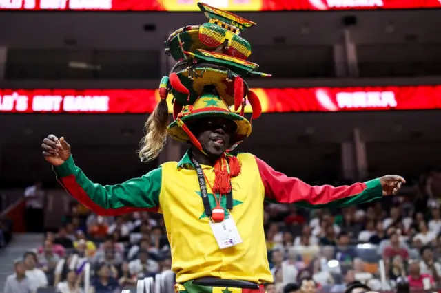 Un fan des danses sénégalaises lors de la Coupe du Monde FIBA 2019