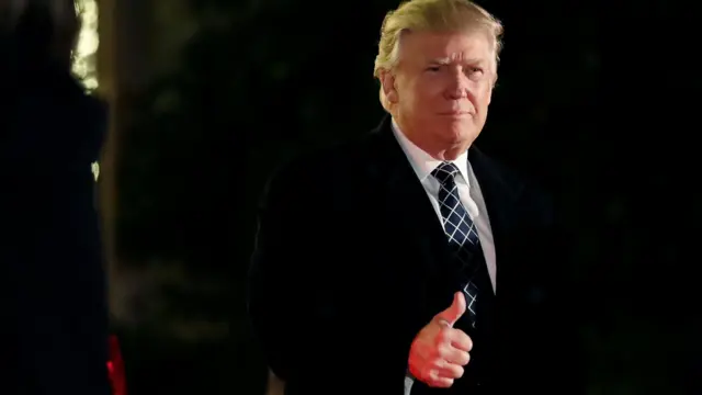 ترامب يلوح للصحفيين عقب وصوله إلى حفل تنكري في نيويورك