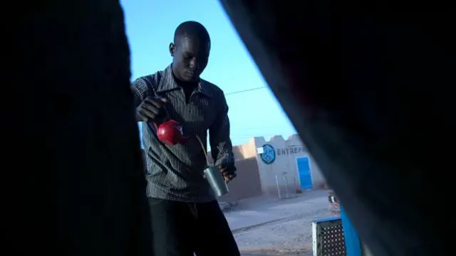 Attendre le thé aide des groupes d'hommes au chômage à faire face à l'ennui.