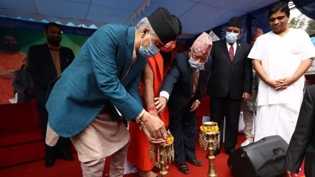 पतञ्जलि र आस्था नेपाल टीभी च्यानलहरू आरम्भ गर्ने कार्यक्रमको उद्घाटन गर्दै प्रधानमन्त्री देउवा र पूर्व प्रधानमन्त्रीहरू दाहाल तथा नेपाल