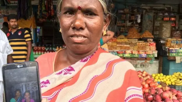 மகள் மிஷேலின் படத்தை தனது செல்போனில் வைத்துள்ள தாய் மீனாட்சி