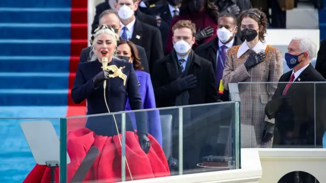 Леди Гага гимн аткарууда