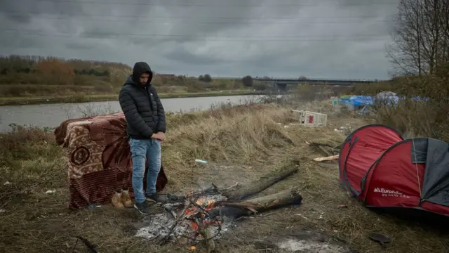 لاجئ من أفغانستان في دونكريك في فرنسا، في 25 نوفمبر/تشرين الثاني 2021