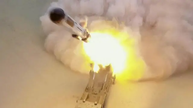 지난 25일 북한의 장거리 순항미사일이 이동식 발사대에서 발사되는 모습