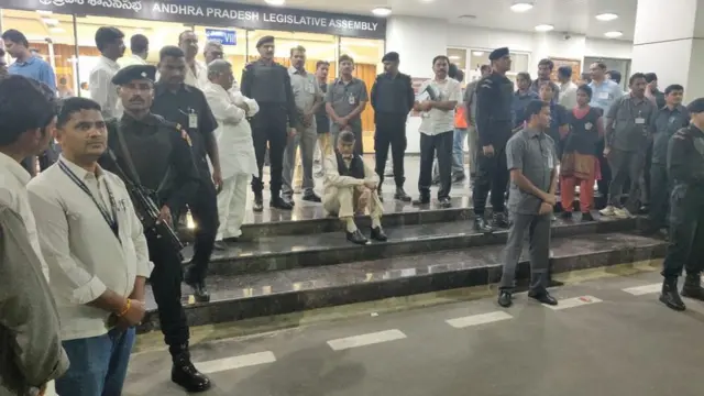 అసెంబ్లీ బయట నిరసన తెలియజేస్తున్న చంద్రబాబు నాయుడు