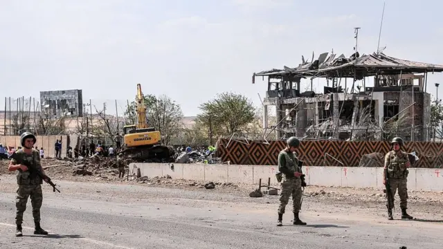 Последствия взрыва полицейского участка в Диярбакире 15 августа 2016 года.