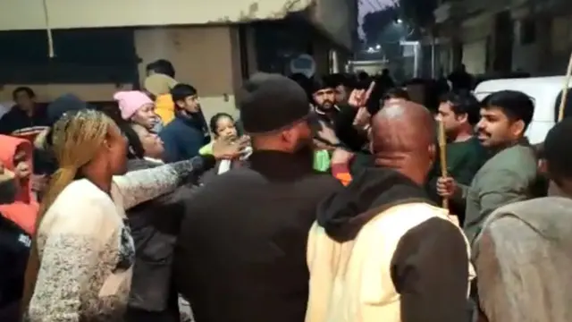 रविवार शाम को जब पुलिस दोबारा गई तो फिर हंगामा हुआ