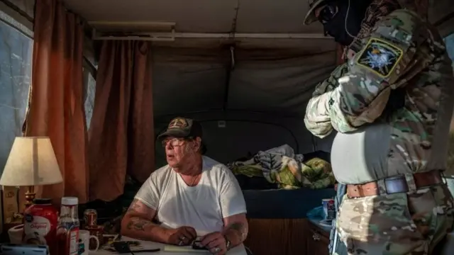 Larry Mitchell Hopkins con un miembro de Patriotas Constitucionales Unidos