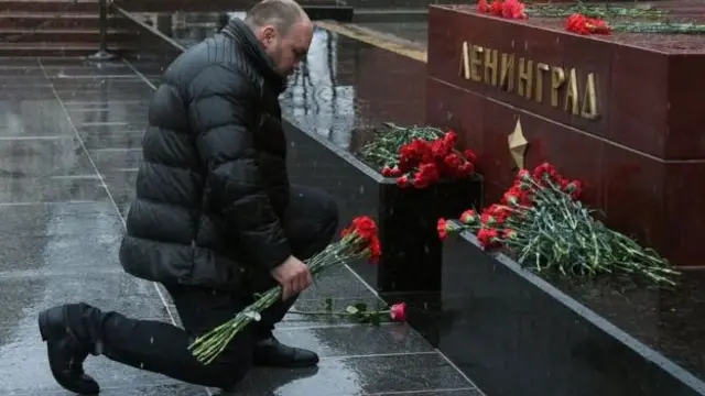 இச்சம்பவத்தில் பலியாகியானவர்களுக்கு மலர் வைத்து அஞ்சலி செலுத்தி வருகின்றனர்