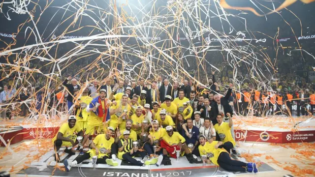 Fenerbahçeli oyuncular kupayı yöneticilerle beraber kaldırdı.