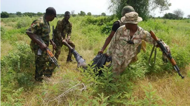 Awọn ologun n wọ ẹni kan ninu papa