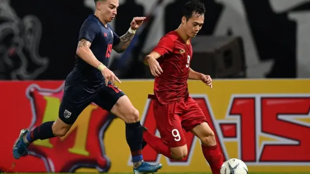 Tristan Do (trái) tranh bóng với Nguyễn Văn Toàn