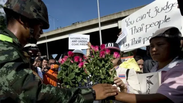 ประชาชนให้กำลังใจทหารบริเวณหน้าสโมสรกองทัพบก ภายหลัง พล.อ.ประยุทธ์ จันทร์โอชา ประกาศยึดอำนาจเมื่อวันที่ 22 พ.ค. 2557