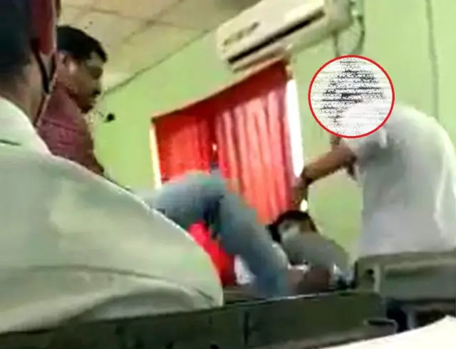 శ్రీ చైతన్య కాలేజీలో విద్యార్థిపై భౌతికంగా దాడి చేస్తున్న లెక్చరర్