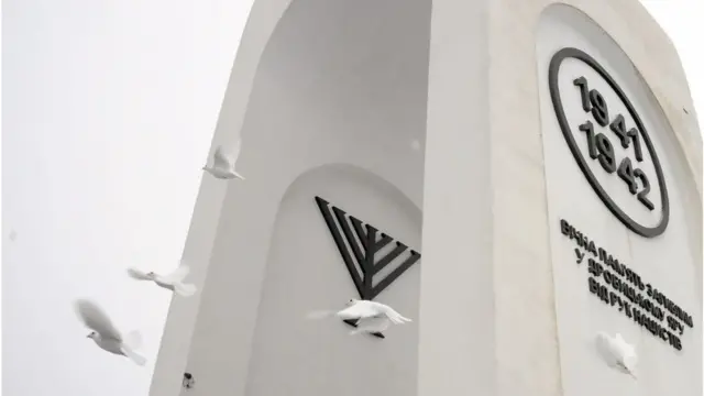 На стіні пам'яті меморіалу "Дробицький Яр" посол Британії знайшла прізвище своєї родини