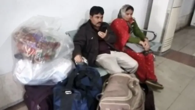 लाहौर में फंसे यात्री