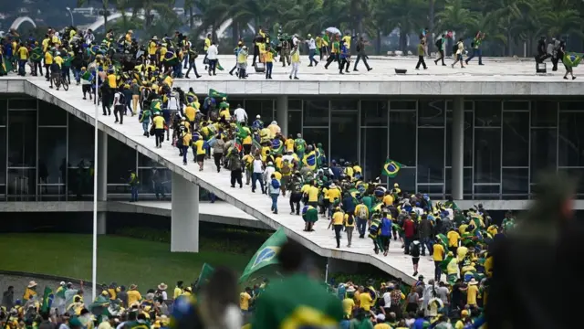 Cómo ocurrió el asalto de miles de seguidores de Bolsonaro a las sedes de los tres poderes en Brasil - BBC News Mundo