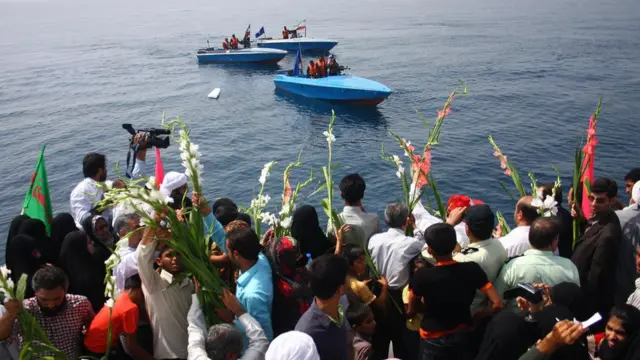 স্মারক অনুষ্ঠানে সাগরে ফুল দিচ্ছে নিহতদের স্বজনরা