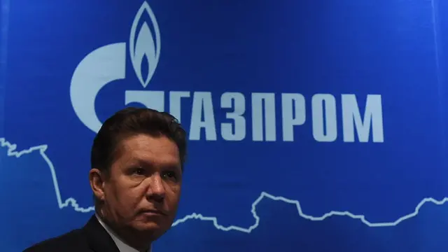 Глава Газпрома на фоне логотипа компании