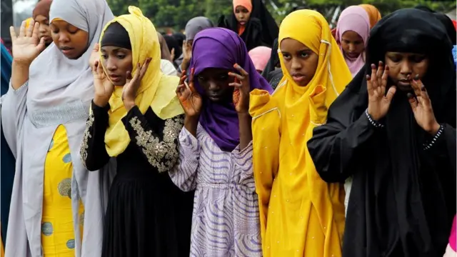 صلوات العيد في نادي السيد علي للمسلمين في نيروبي، كينيا.