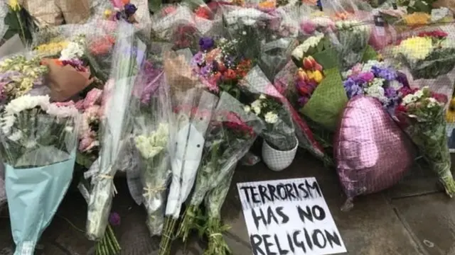 karangan bunga untuk korban serangan London