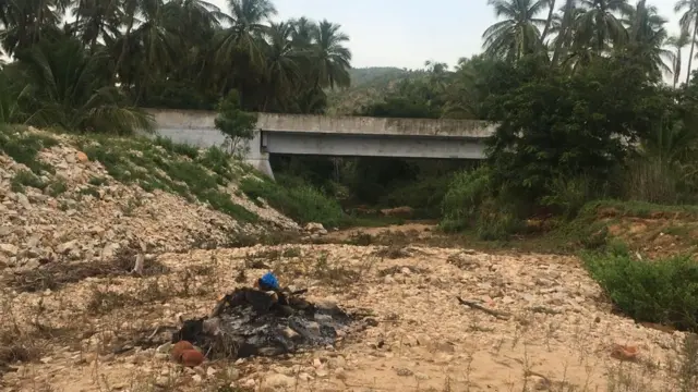 குப்பனின் சடலம் எரிக்கப்பட்ட இடம். சற்றுத் தொலைவில் தெரியும் பாலத்திலிருந்துதான் சடலம் இறக்கப்பட்டது.