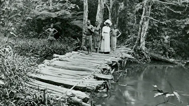 Missionnaire et photographe anglaise Alice Seeley Harris traversant un pont au Congo belge, vers 1900