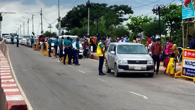 আমিনবাজার ব্রিজের ওপর ঢাকামুখী গাড়ি আটকে পুলিশের জিজ্ঞাসাবাদ, দীর্ঘ গাড়ির যানজট
