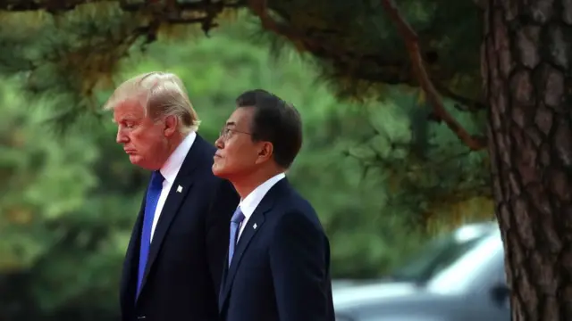 청와대를 산책 중인 두 정상