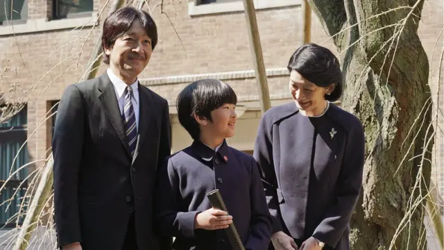 เจ้าชายอากิชิโนะและพระชายา เสด็จพาพระโอรส เจ้าชายฮิซาฮิโตะ เข้าโรงเรียนมัธยมต้น