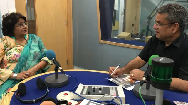 रमा पायलट के साथ बीबीसी स्टूडियो में रेहान फ़ज़ल