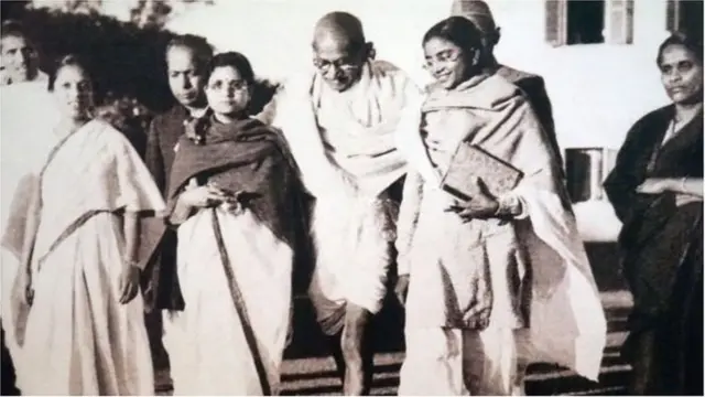 महात्मा गांधींचा गुरुजींवर मोठा प्रभाव होता.