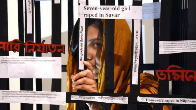 ঢাকায় এক শিল্প প্রদর্শনে শিল্পী নারী-শিশু নির্যাতনের বিরুদ্ধে প্রতিবাদ জানাচ্ছেন।