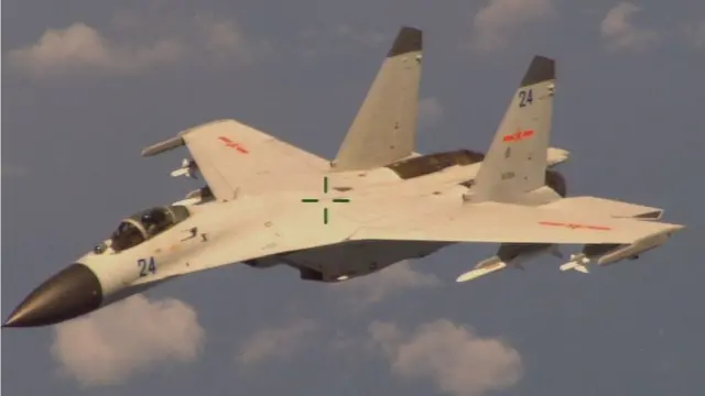 Un avión de combate chino, Shenyang J-11B, visto desde un avión de vigilancia de EE.UU.