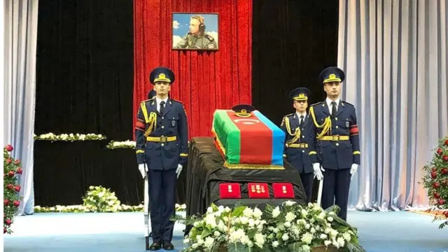 MiQ-29 təyyarəsinin pilotu polkovnik-leytenant Rəşad Atakişiyevlə vida mərasimi