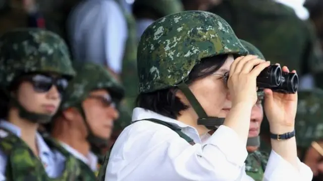 图为台湾总统蔡英文以三军统帅身分视导汉光演习(资料照片)。