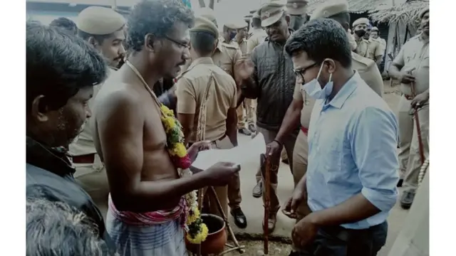 சடலத்தோடு காத்திருந்த உறவினர்கள்.