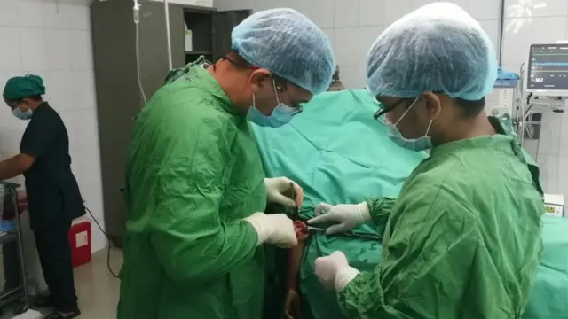 हातको हड्डी भाँचिएका विरामीको अप्रेसन गदै उनी र उनको टिम