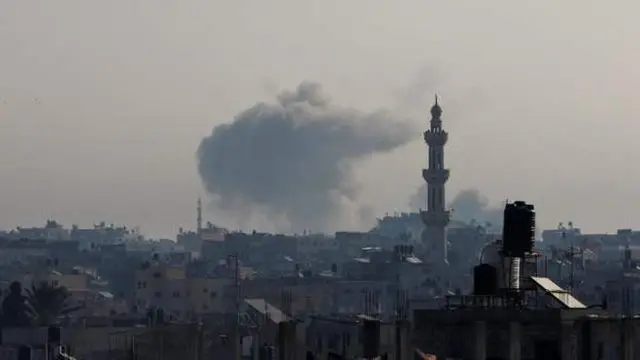 イスラエル軍の空爆を受けたガザ地区ハンユニスの上空に大きな煙が上がった（12日）