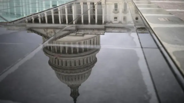 صورة مقر الكونغرس منعكسة على مياه المطر
