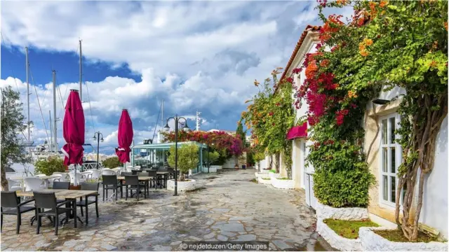 土耳其的不同地区用当地的原料制作他们的kolonya，而来自舍姆的柠檬味kolonya是最著名的kolonyas 之一